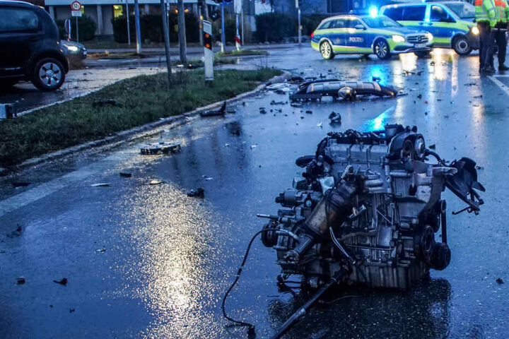 Der komplette Motorblock des Kleinwagens liegt nach dem Crash auf der Fahrbahn der K1000.
