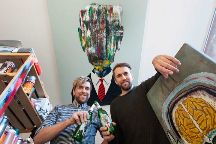 Marcel und Robby Oertel (beide 38) haben es mit ihrem Kunstwerk: "Hedge-Fonds-Manager" aufs Flaschen-Etikett von Beck's geschafft.