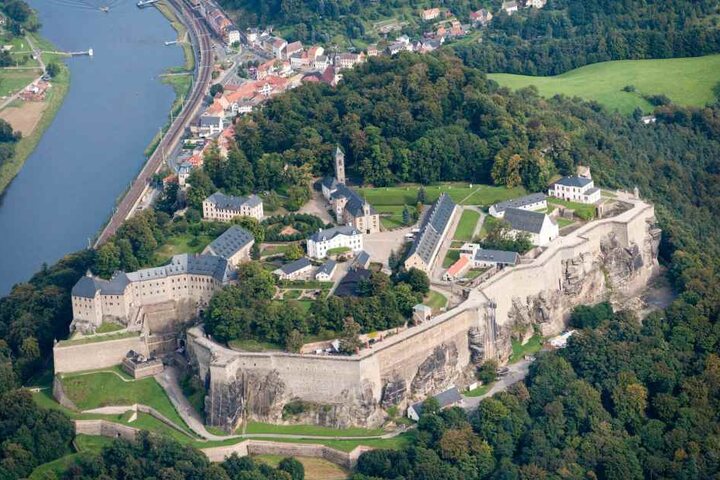 Am Fuße der Festung wird jetzt ein Schutzzaun für die B 172 aufgebaut. Immer
wieder kullerten Brocken über die Straße.