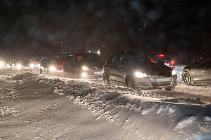 Durch die Sperrung der Bundesstraße, bildete sich ein drei Kilometer langer Stau.