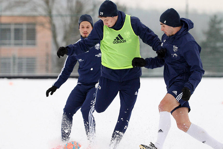 Die CFC-Spieler Cincotta, Baumgart und Conrad beim verbissenen Zweikampf im Schnee.