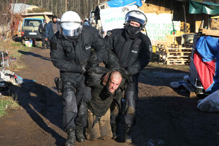 Die Polizei musste immer wieder mit harten Mitteln gegen die "Aktivisten" vorgehen. Die hatten ihren Protest in Zeltcamps trainiert.