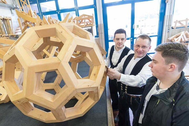 Da steckt Mathe drin: Zimmermeister Uwe Meinhold (48, M.) erklärt Leon Döppling (15, r.) Tischler-Tricks.