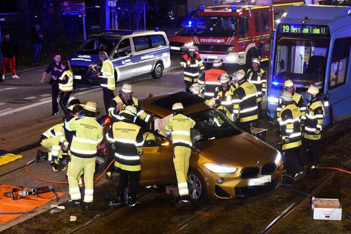Der BMW-Fahrer hatte die Trambahn beim Linksabbiegen übersehen.