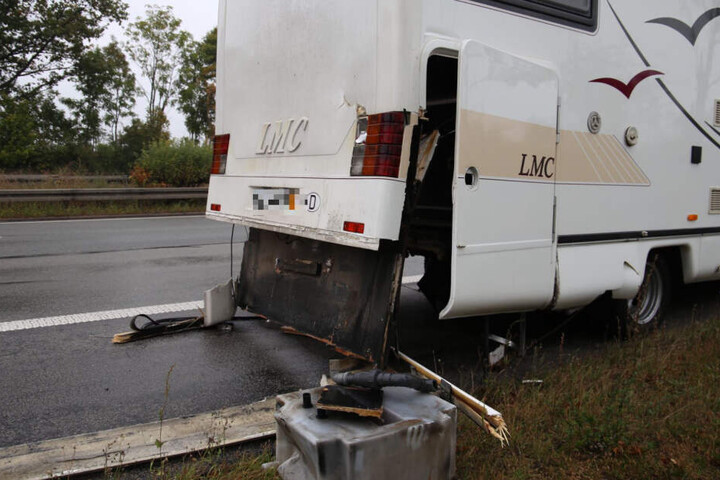 Das Wohnmobil verlor ein Rad und wurde an der Rückseite aufgerissen.