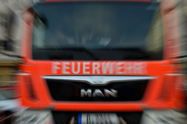 Die Feuerwehrmänner fanden die Frau tot in ihrer Wohnung. (Symbolbild)