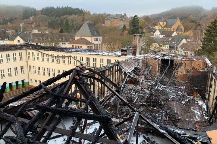 Das Feuer am frühen Freitagmorgen (16. November) richtete großen Schaden an.