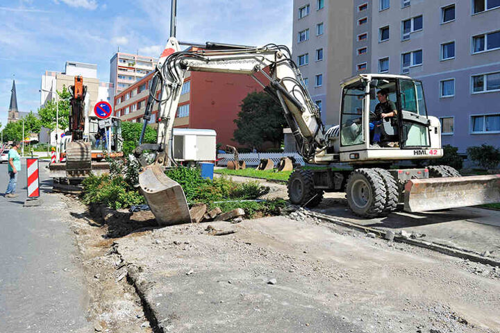 Die Katharinenstraße in der Zwickauer City ist derzeit ein Engpass. Gehweg,
Parkflächen und Straßenlaternen werden erneuert