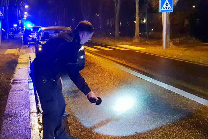 Ein Polizist untersucht die Unfallstelle.