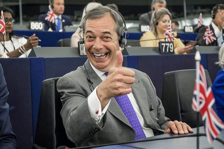 Brexit-Parteiführer Nigel Farage zeigte sich in der ersten Sitzung mit bester Laune.