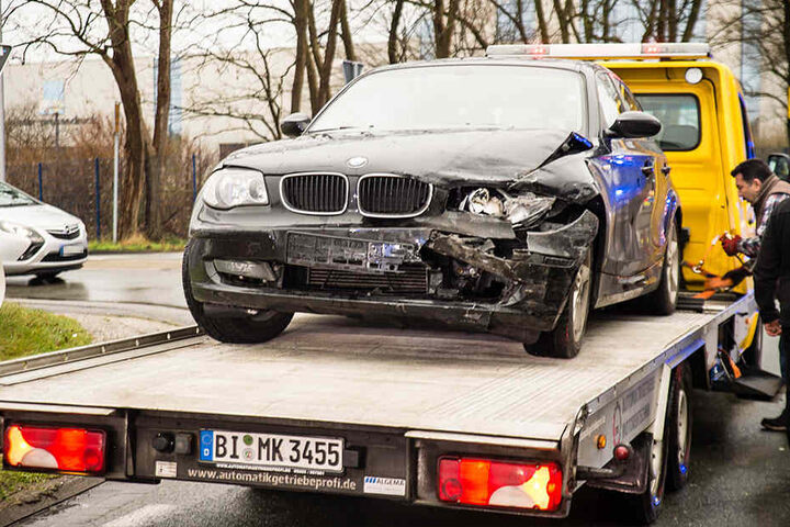 Der BMW wurde auf der Fahrerseite schwer getroffen.