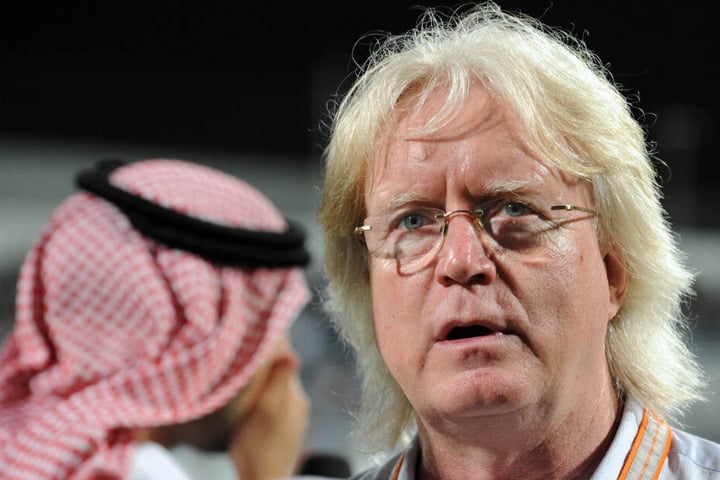 Schäfer steht vor Spielbeginn am Spielfeldrand in Dubai.