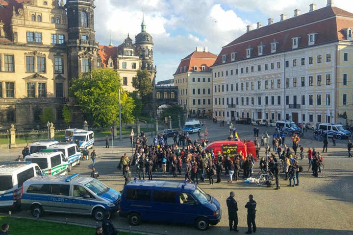 Linke Demonstrationsteilnehmer warten nahe dem Taschenbergpalais.