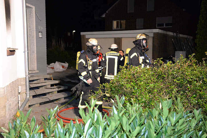 Einige Feuerwehrmänner setzten Atemschutzmasken auf.
