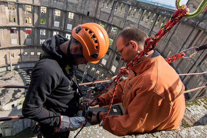 Niklas Kreuzer (l.) wird von Vertikalis-Mitarbeiter Tobias Reuschel angeleint.