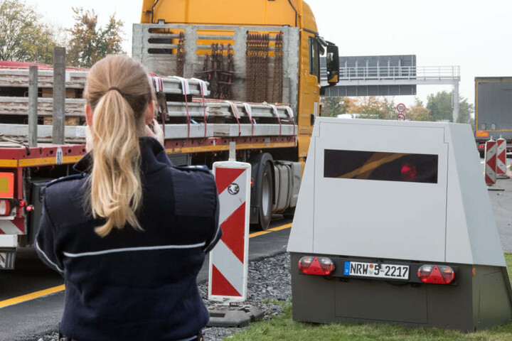 Zum Einsatz soll künftig auch der sogenannte Enforcement Trailer kommen: Der Blitzer-Anhänger kann tagelang selbstständig das Tempo kontrollieren. Im Bild: Ein Anhänger dieses Typs in Nordrhein-Westfalen.