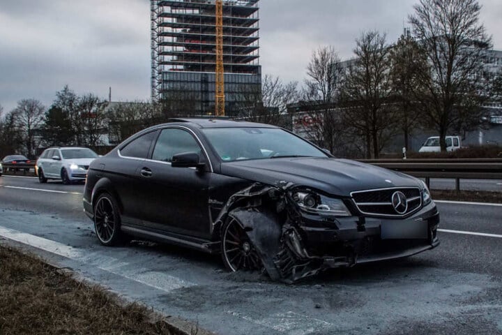 Der Fahrer (67) dieses Mercedes krachte in den Peugeot.