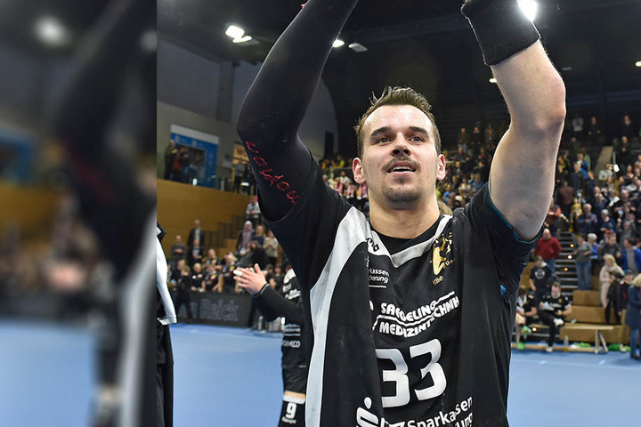 HCE-Regisseur Roman Becvar jubelt nach dem Sieg gegen Essen.