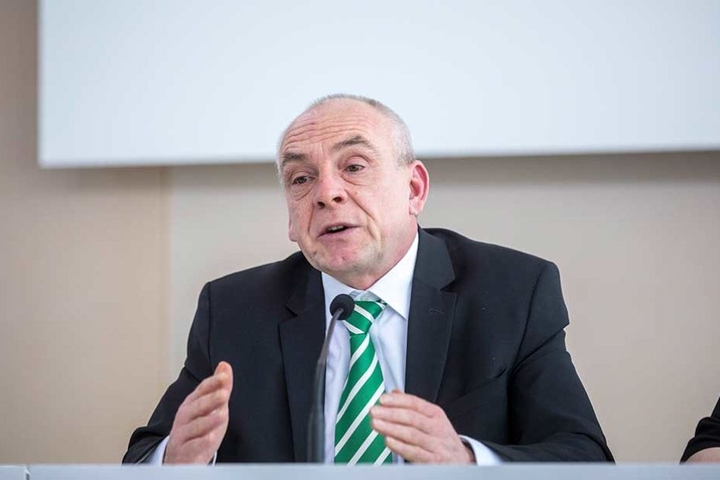 Der Chef des Sächsischen Lehrerverbandes, Jens Weichelt (54).