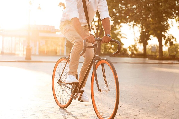 Ein Radfahrer kam dem Senioren zu Hilfe. (Symbolbild)