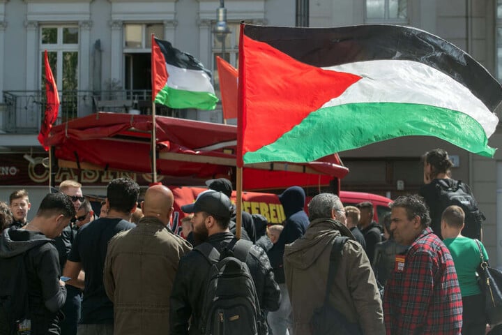 Am 01. Mai 2018 stehenDemonstranten mit palästinensischen Fahnen auf dem Karl-Marx-Platz in Neukölln. Dort trafen sich nach Angaben der Polizei mehr als 100 Menschen zu einer linksradikalen und pro-palästinensischen Demonstration, zu der die Gruppierung "