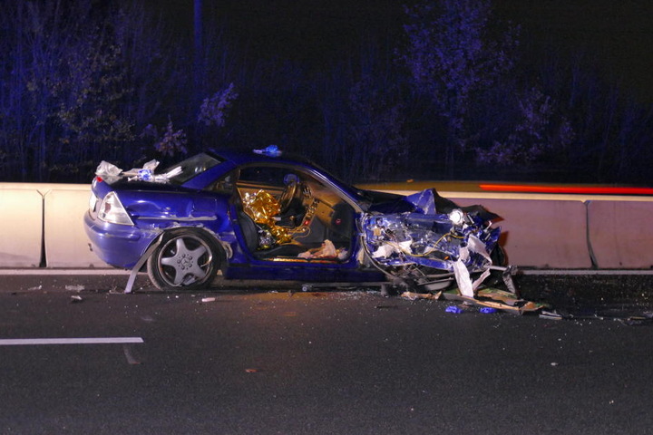 Der Fahrer des Mercedes SLK wurde bei dem Unfall schwer verletzt.
