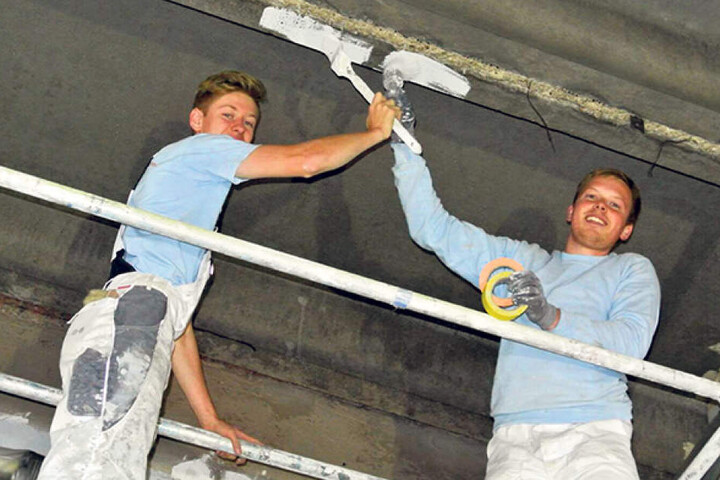 Drinnen wird schon gemalert: Jonas (18) und Markus Müller (26) bringen Farbe
an die Wände.