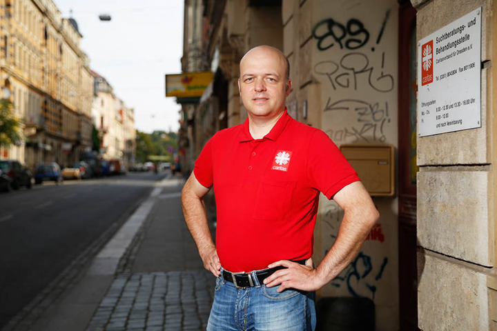 Caritas-Mann Sebastian
Kieslich (41) vor der Dresdner Suchtberatungsstelle an der Görlitzer Straße.