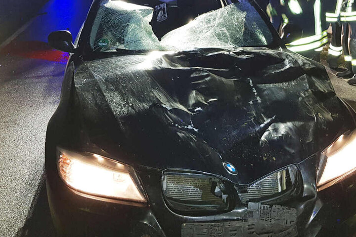Der Autofahrer verletzte sich bei dem Unfall schwer im Gesicht.