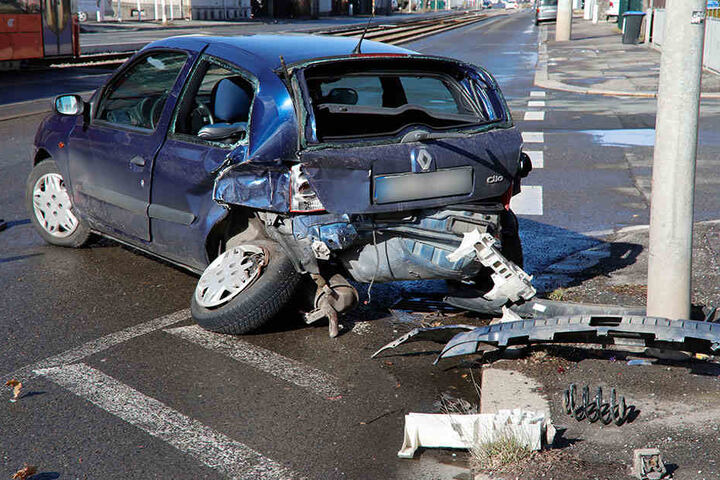 Der Renault wurde bei dem Zusammenstoß stark beschädigt.