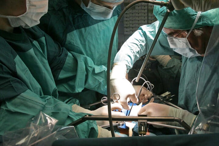 Bei dem Vorwurf geht es um Wartelisten für Lebertransplantationen in Frankfurt.