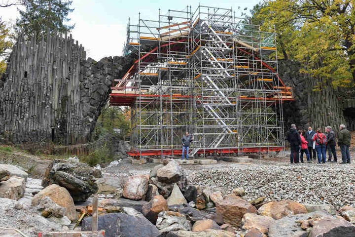 Die Rakotzbrücke steht jetzt auf dem Trockenen und hat während der Sanierung einen stützenden Unterbau aus Gerüsten.