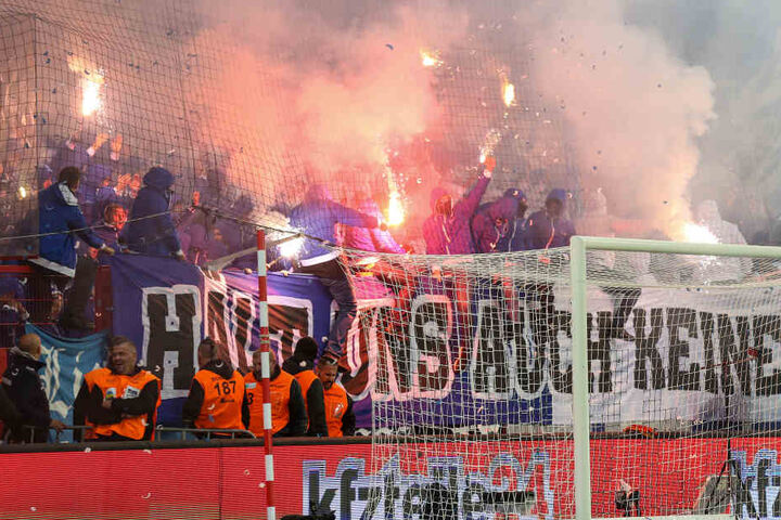 Hertha Fans zünden beim Derby gegen Union Berlin im Fanblock Pyrotechnik.