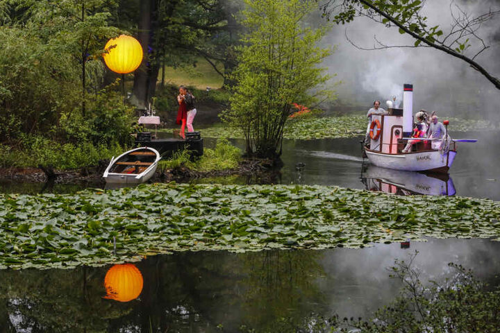 Tom Roeder inszenierte auf dem Teich nahe der Brockhausstraße "Das Schiff der Träume".