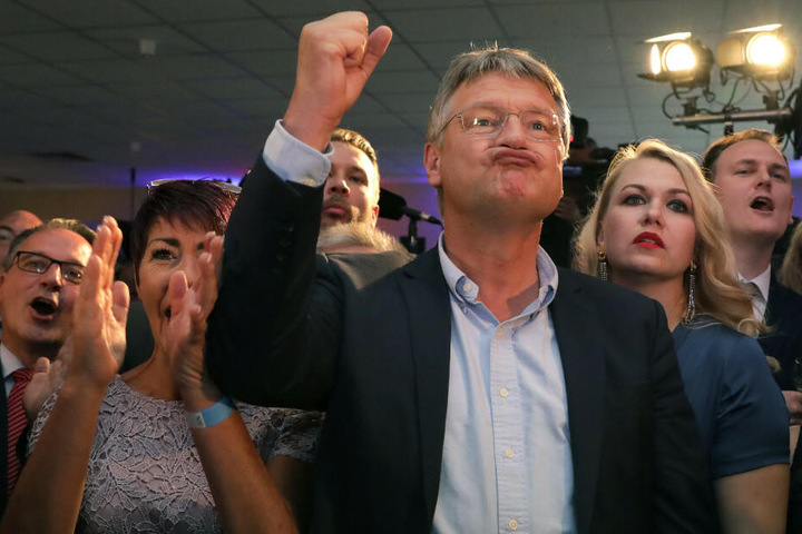 Jörg Meuthen freut sich über die Hochrechnungen der Europawahl.