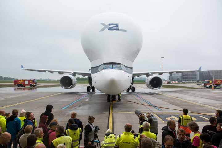 Die Landung des "BelugaXL" wird in Hamburg von zahlreichen Airbus-Mitarbeitern und Journalisten beobachtet.