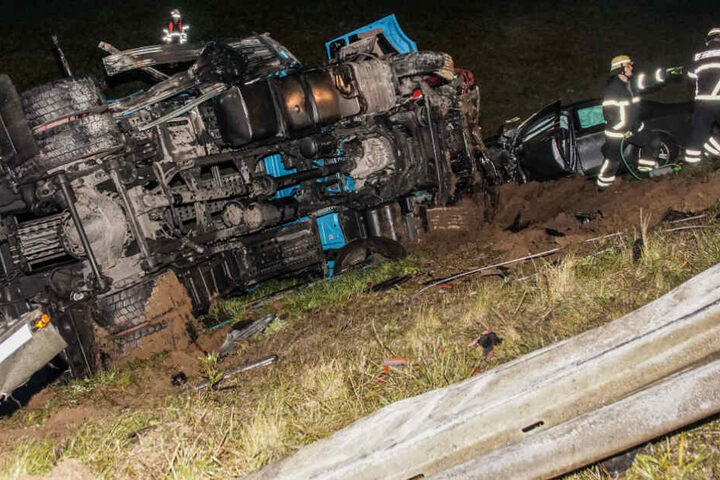 Die zwei Insassen eines Mercedes, sowie der Fahrer eines Opel starben noch an der Unfallstelle.
