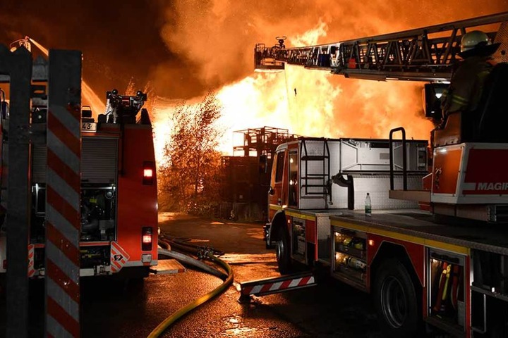 Die Feuerwehr war mit 120 Kameraden im Einsatz.