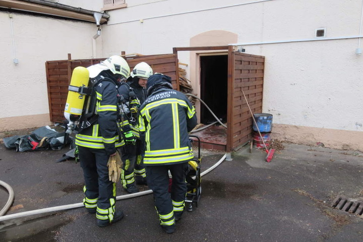 Feuerwehrleute bereiten den so genannten Innenangriff - das Vordringen zum Brandherd innerhalb des Gebäudes - vor.