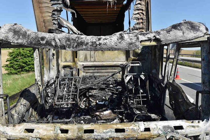 Die Fahrerkabine des polnischen LKW brannte komplett aus.