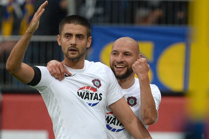 Dimitrij Nazarov (l.) nimmt nach seinem Treffer Haltung an, Philipp Riese ist
der erste Gratulant.
