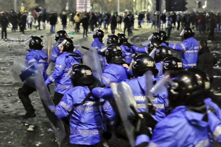Vor dem Regierungssitz in Bukarest gab es gewaltsame Zusammenstöße zwischen den Demonstranten und der Polizei.