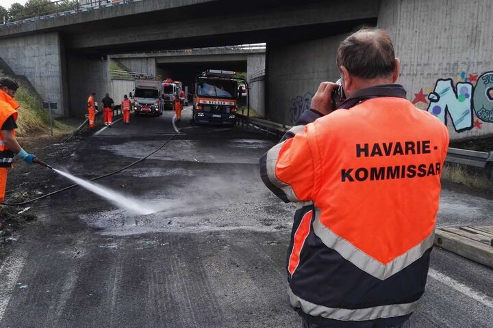 Meterweise Fahrbahn muss erneuert werden.