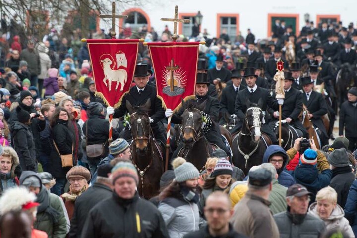 Die traditionell gekleideten sorbischen Osterreiter verkünden im Kloster Sankt Marienstern nach altem Brauch zu Pferde die Osterbotschaft.