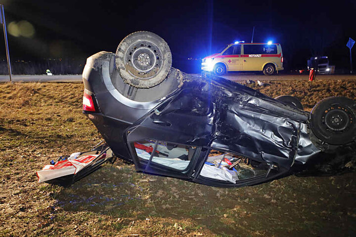 Der Skoda landete kopfüber auf einem Feld.