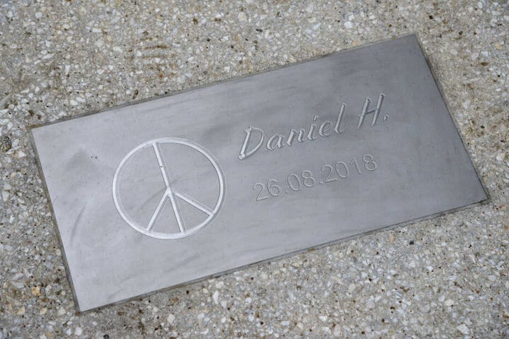 Für das Opfer Daniel H. wurde eine Gedenktafel an der Brückenstraße angebracht.