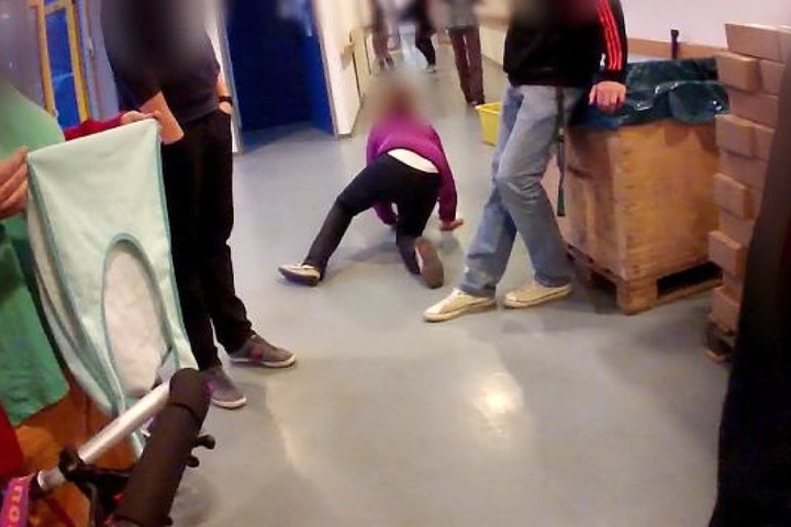 Bei den Aufnahmen war ein geistig behindertes Mädchen zu sehen, das von Betreuern schikaniert wurde.