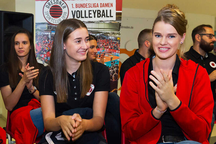 Auf der Bühne von links: Ivana Mrdak, vorn Sarah Straube und Camilla Weitzel. Ganz rechts der neue Co-Trainer Konstantin Bitter.
