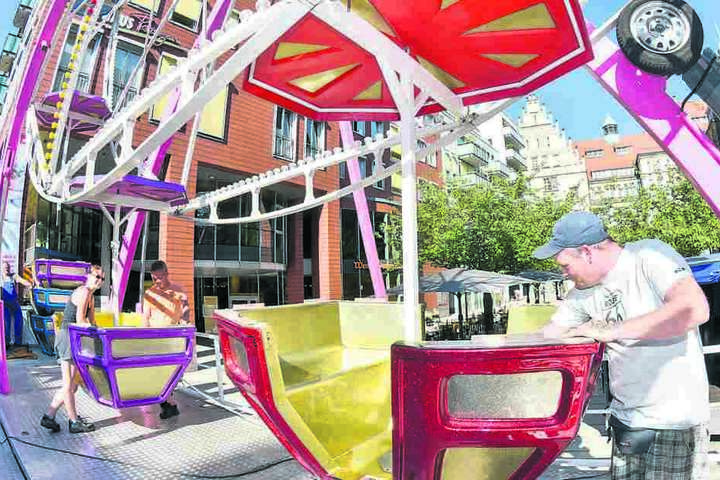 Bereits seit Mittwoch laufen die Aufbauarbeiten. Das kleine Riesenrad an der
Jacobikirche steht schon.