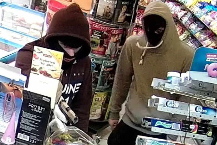 Die beiden Räuber gingen beim Überfall leer aus. Lediglich zwei Flaschen Bier ließen die Jugendlichen mitgehen.